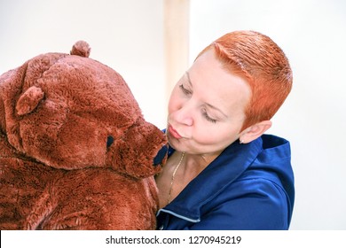 kissing teddy bear