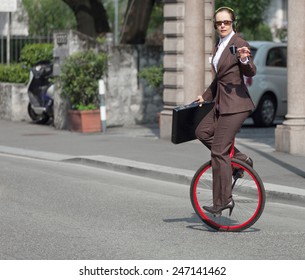 女性 スーツ 自転車 の写真素材 画像 写真 Shutterstock