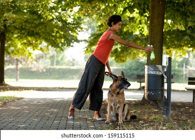 Frau wirft das Poo ihres Hundes weg