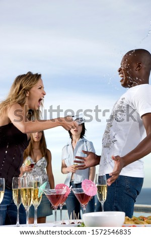 Gruppe junger Leute, die beim Sommerfest lachen.