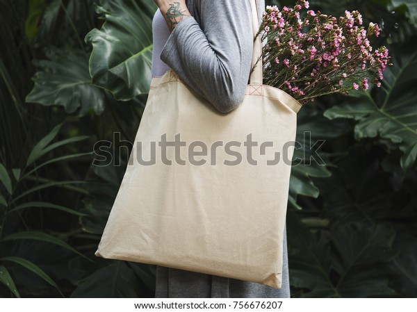 Woman with tote\
bag