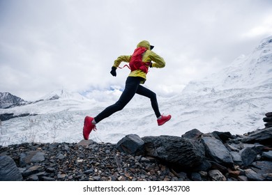 Woman Trail Läufer Langlaufloipe bis Winterschneeberg
