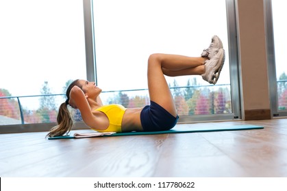  Woman training abdominal on the floor in the gym