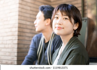 日本人 女性 振り向き の写真素材 画像 写真 Shutterstock