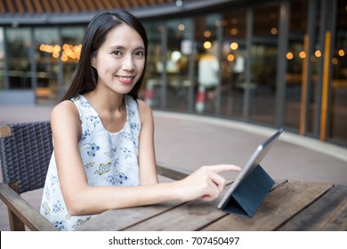 Frauen nutzen Tablet-Computer im Café