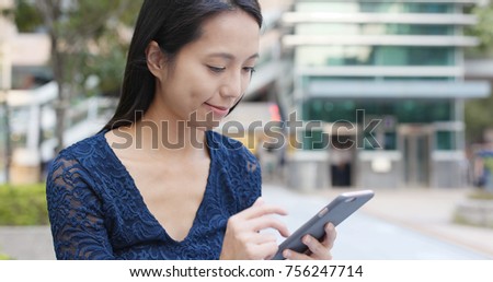 Woman use of mobile phone in the city 
