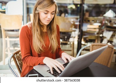 Frauen nutzen ihren Laptop in einem Café