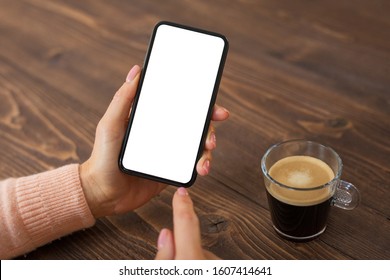 Mujer usando teléfono móvil. El teléfono inteligente se burla de la pantalla blanca vacía.