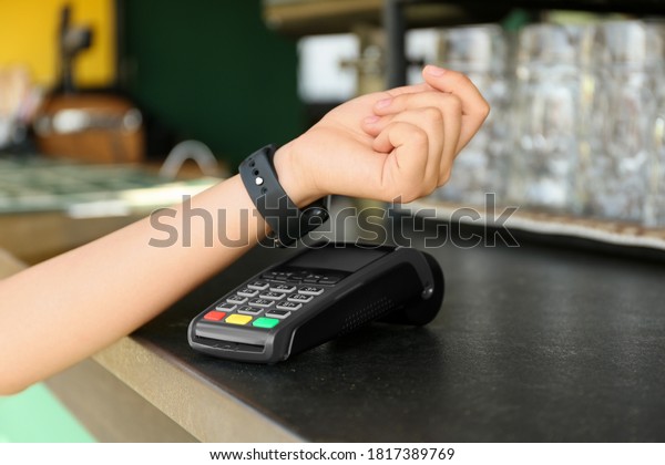 smartwatch with contactless payment