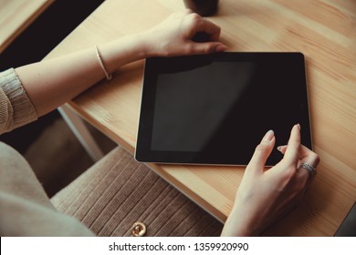 Frauen, die eine Tablette mit Touchscreen verwenden, Hände Nahaufnahme