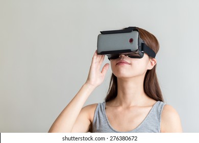 Mujer usando el audífono de realidad virtual Foto de stock