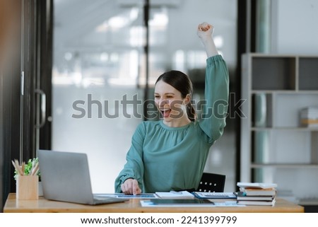 ฺีBusiness woman very happy and excited doing winner gesture with arms raised at table office, Business success and celebration concept. Foto d'archivio © 