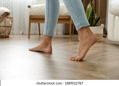 Mujer caminando descalzo en casa, cerca. Concepto de calefacción por suelo
