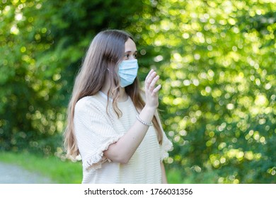 Woman Walks Through The Garden With The Mask On. Covid´19