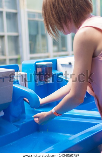 E Babe Washes Her Lucky Client