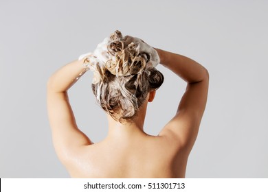 Frau wäscht sich die blauen Haare