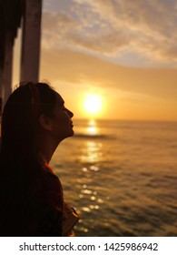 Imagenes Similares Fotos Y Vectores De Stock Sobre Mujer Solitaria Viendo La Puesta De Sol Sola En Invierno En La Playa Al Atardecer Shutterstock