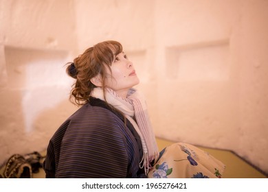 A woman wearing a hanten that warms up in a kamakura