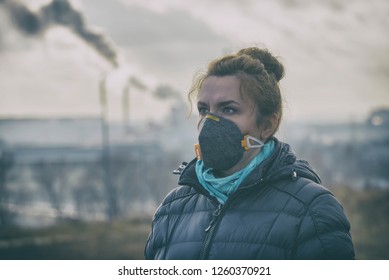 Frauen, die eine wahre Anti-Verschmutzung tragen, Anti-Smog- und Viren-Maske tragen; dichten Smog in der Luft.
