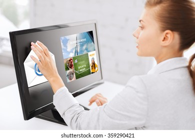 Frau mit Webseiten auf Touchscreen im Büro