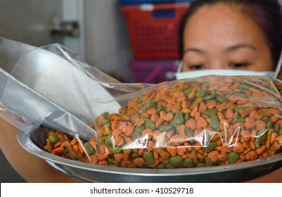 Woman Weight Dog Food In Plastic Bag For Packing