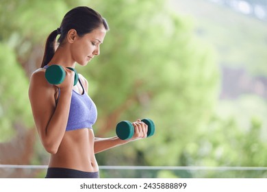 Mujer, levantamiento de pesas y ejercicio con mancuernas para ganar músculo, entrenamiento o entrenamiento al aire libre en el balcón. Persona joven femenina con pequeñas pesas para el deporte, el fitness o la salud y el bienestar en la naturaleza