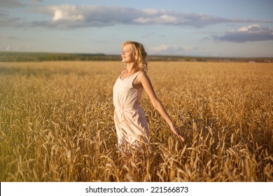 97,300 Women in wheat field Images, Stock Photos & Vectors | Shutterstock
