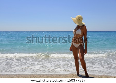 Woman in the white hat and the sea