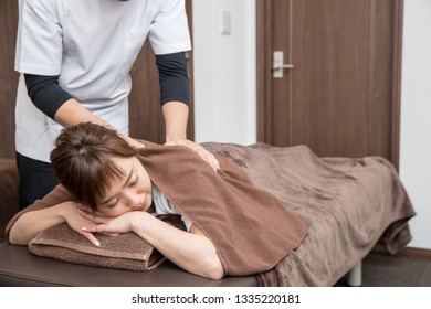 The Woman Who Receives Chiropractic Treatment