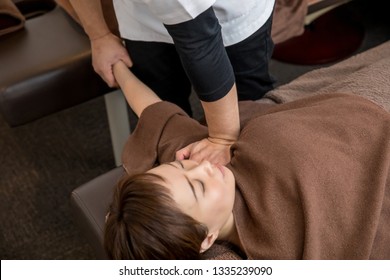 The Woman Who Receives Chiropractic Treatment