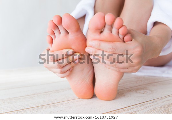 A woman who touches the\
soles.