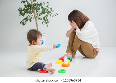 The Woman Who Is Troubled With Child Care And Baby