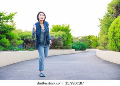 A Woman Whose Limbs Come Forward At The Same Time Trying To Run