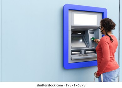 Frauen, die Geld von einem Geldautomaten abheben