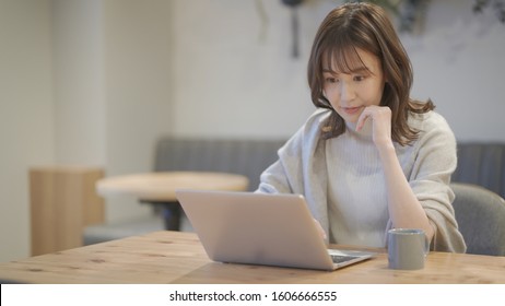 Woman working in a cafe