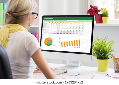 Frauen, die mit Daten und Grafiken in Tabellenkalkulationspapieren auf dem Desktop-Computer arbeiten
