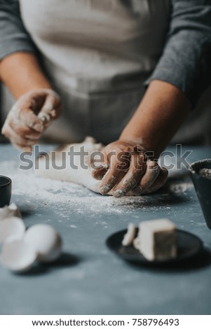 Foto Bild Frau beim Kneten von handwerklichem Brot auf Holztisch