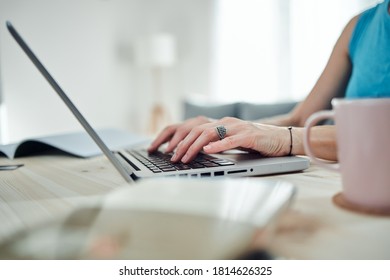 Frauen, die von zu Hause aus arbeiten, mit Laptop / Notebook, moderne Freelance-Konzept.