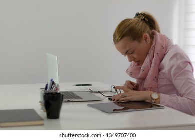 woman working in the oficce concetrated