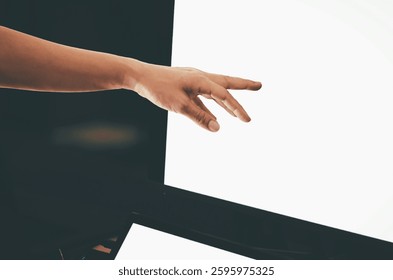 Mulher trabalhando no computador com a mão apontando para a tela do desktop