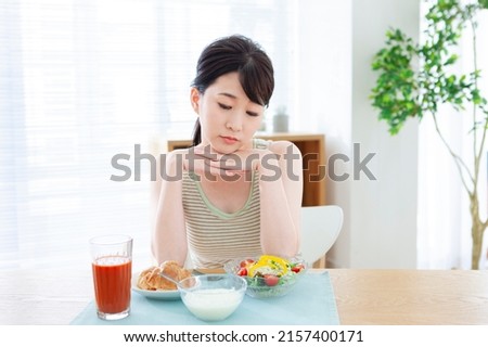 A woman worried while watching breakfast