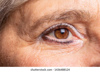 Woman wrinkled eye with crow'sfeet