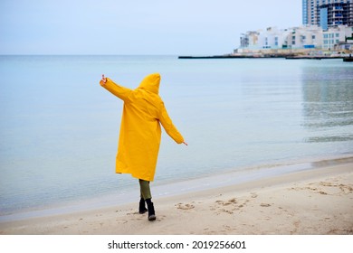 woman pose airplanes