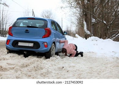 The Woman's Car Broke Down, She Is Looking For The Cause Of The Breakdown