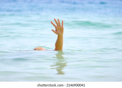 31 Woman Saving Children Underwater Images, Stock Photos & Vectors 