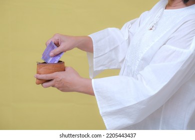 A Woman's Hand Keeps Rupiah Money In A Small Purse.