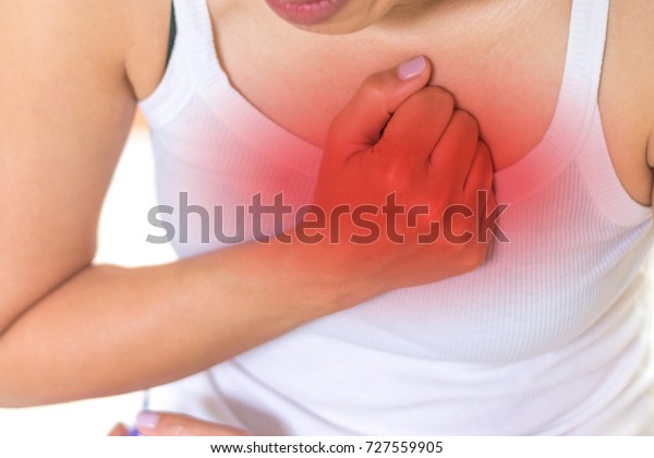 胸の痛みに苦しむ赤い斑点を持つ女性の手 女性は 心臓発作 肺疾患 心筋炎 心臓熱傷 肺炎 肺塞栓症の日 の写真素材 今すぐ編集