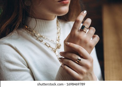 Las manos de la mujer cierran los anillos de vestir y el collar accesorios modernos estilo de vida elegante 2020