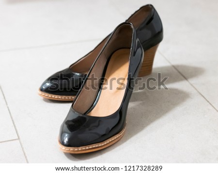 Women black enamel shoes