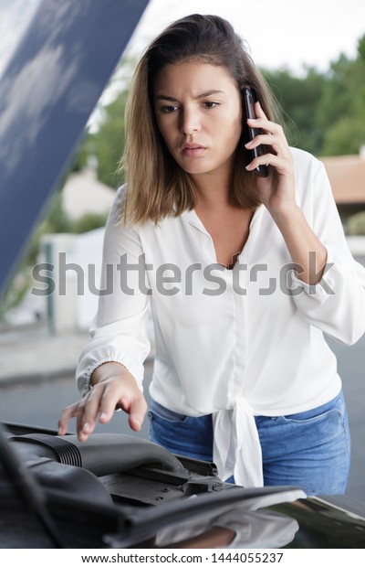 women car problem talking on the phone for\
service support